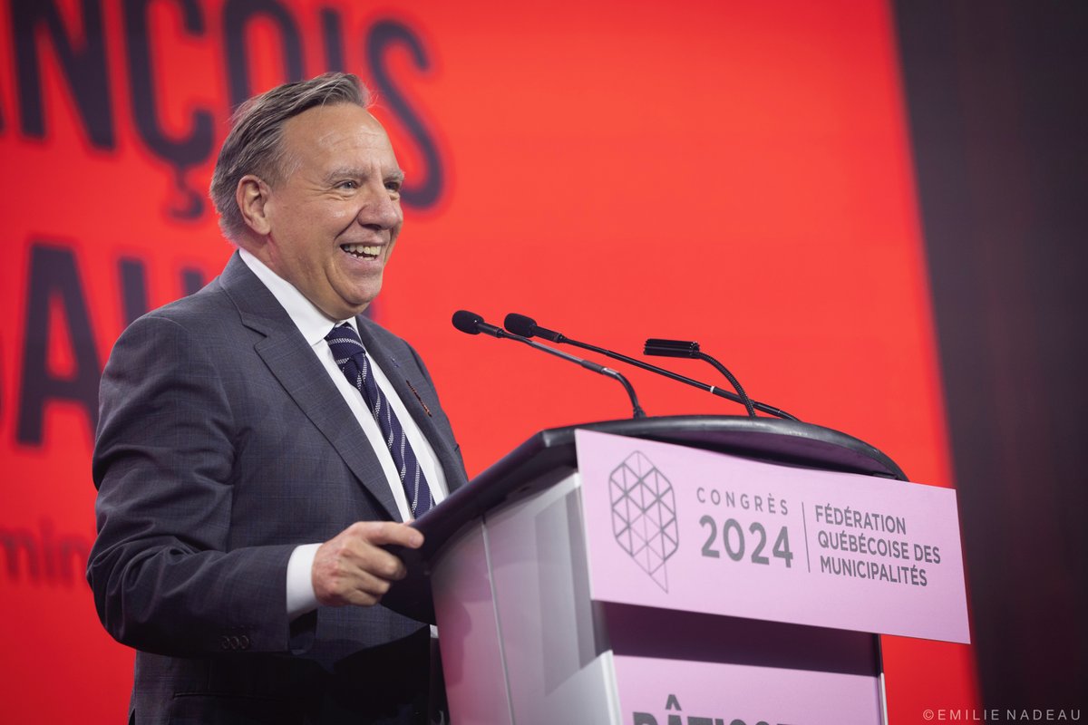 francoislegault's tweet photo. J’étais au congrès annuel de la @FQMenligne avec la ministre @AndreeLaforest. On va lancer un programme pour soutenir les commerces de proximité dans les municipalités plus éloignées, avec une aide plus importante pour les milieux dévitalisés. Continuons de travailler ensemble pour les régions du Québec!