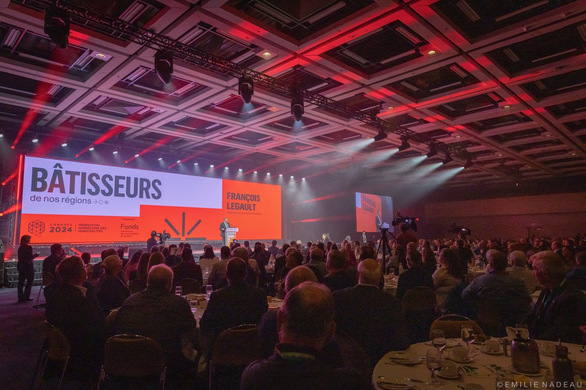 francoislegault's tweet photo. J’étais au congrès annuel de la @FQMenligne avec la ministre @AndreeLaforest. On va lancer un programme pour soutenir les commerces de proximité dans les municipalités plus éloignées, avec une aide plus importante pour les milieux dévitalisés. Continuons de travailler ensemble pour les régions du Québec!