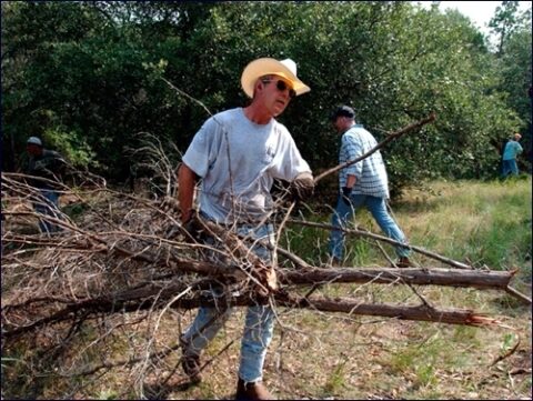 highbrow_nobrow's tweet image. 🧵1/7: Fox News: The Disinformation Engine That Rewired and Ruined America

In the summer of 2001, while President George W. Bush was enjoying a break at his Texas ranch, America’s future was buried in a stack of ignored intelligence reports. 

Among them, the now-infamous “Bin…