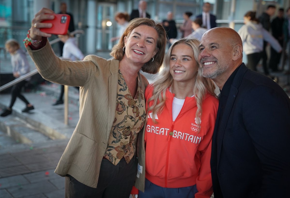PrifWeinidog's tweet photo. Dyma nhw - arwyr Cymru 🏴󠁧󠁢󠁷󠁬󠁳󠁿

What a homecoming for our Welsh Olympic and Paralympic athletes.

Ysbrydoledig. You are all amazing, and will inspire generations to come. https://t.co/fT2ZLXAIO6