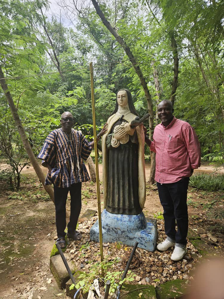 asango_law's tweet photo. We donated GHC10,000 on behalf of Lapamzorkor Hotel for the catholic church cathedral project in Bolgatanga. https://t.co/KCT4elTCUZ