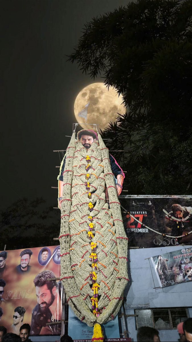 daniel_injeti's tweet photo. Devara Celebrations 🔥🔥🔥🔥
#Devara #DevaraBookings #DevaraJatharaaBegins 
#DevaraOnSep27th #DevaraFromSep27th #DevaraSep27 #DevaraStorm #DevaraSep27 #jrntr #ntr #KoratalaSiva #DevaraStormBegins https://t.co/ibw6BDYcGc