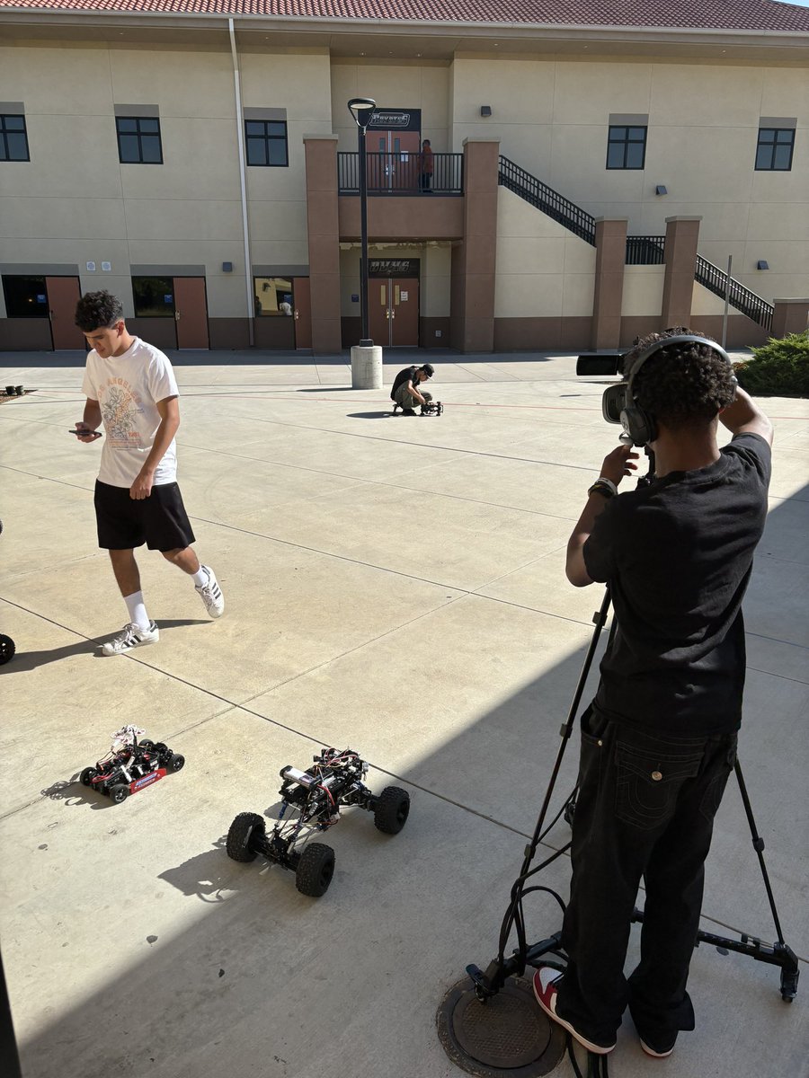 _VictoriaJA's tweet image. If we are not starting off learning for adults WITH young people, what are we doing. 🤨🧐

Big shoutout to LaKrecia Graham and team at Orange Vista High School for sharing her campus w/ CAL-MSCS👏🏾👏🏾

The cybersecurity and film class students were so dope! 

#CALMSCS
#CS2024