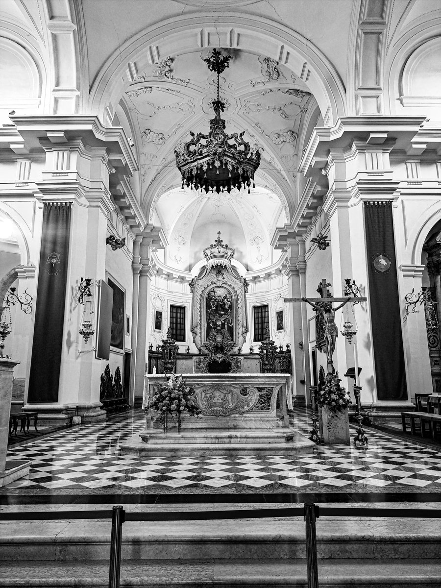 aghayar8's tweet photo. Qaranlıq olacağını düşünürdüm, amma altar yetərincə işıq alırdı. Ortalıqda gəzişən padre günah yumaqla məşğul idi. https://t.co/r5U2xPhCpF