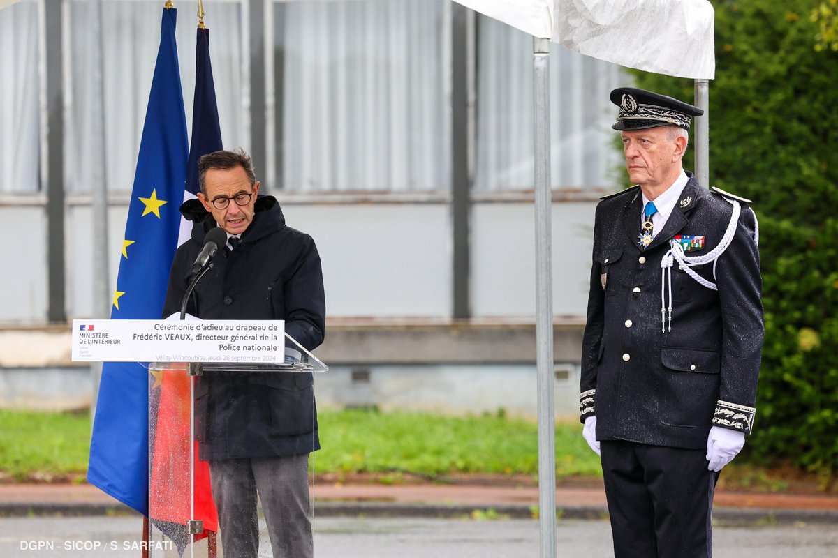 PoliceNationale's tweet photo. Après 40 ans au service de la République, le directeur général de la police nationale, à la tête de l’institution depuis 2020, a fait ses adieux au drapeau lors d’une cérémonie présidée par le ministre de l’Intérieur @BrunoRetailleau. Devant les autorités de l’Etat, élus, directeurs et représentants des personnels de la police nationale, il a remercié les 152 000 femmes et hommes qu’il a dirigés avec fierté, passion et dévouement.