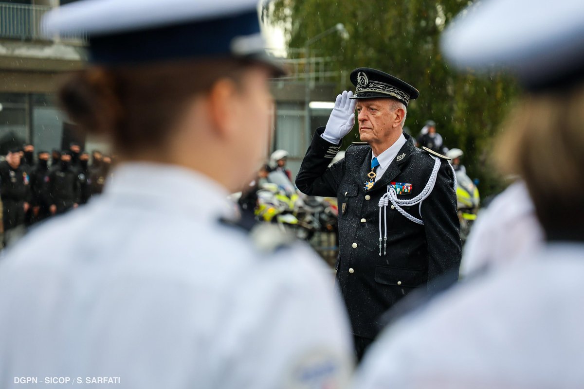 PoliceNationale's tweet photo. Après 40 ans au service de la République, le directeur général de la police nationale, à la tête de l’institution depuis 2020, a fait ses adieux au drapeau lors d’une cérémonie présidée par le ministre de l’Intérieur @BrunoRetailleau. Devant les autorités de l’Etat, élus, directeurs et représentants des personnels de la police nationale, il a remercié les 152 000 femmes et hommes qu’il a dirigés avec fierté, passion et dévouement.