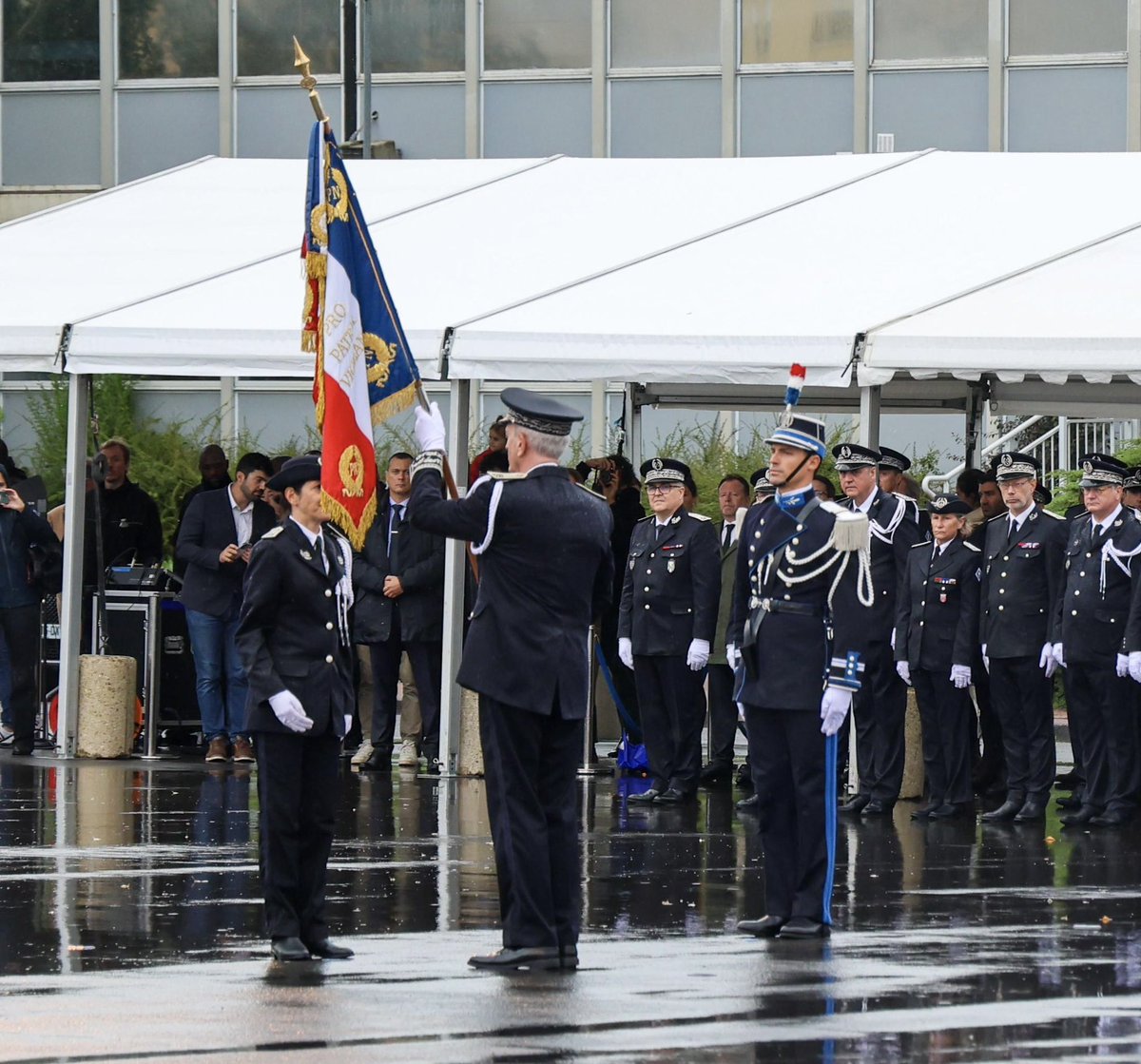 PoliceNationale's tweet photo. Après 40 ans au service de la République, le directeur général de la police nationale, à la tête de l’institution depuis 2020, a fait ses adieux au drapeau lors d’une cérémonie présidée par le ministre de l’Intérieur @BrunoRetailleau. Devant les autorités de l’Etat, élus, directeurs et représentants des personnels de la police nationale, il a remercié les 152 000 femmes et hommes qu’il a dirigés avec fierté, passion et dévouement.