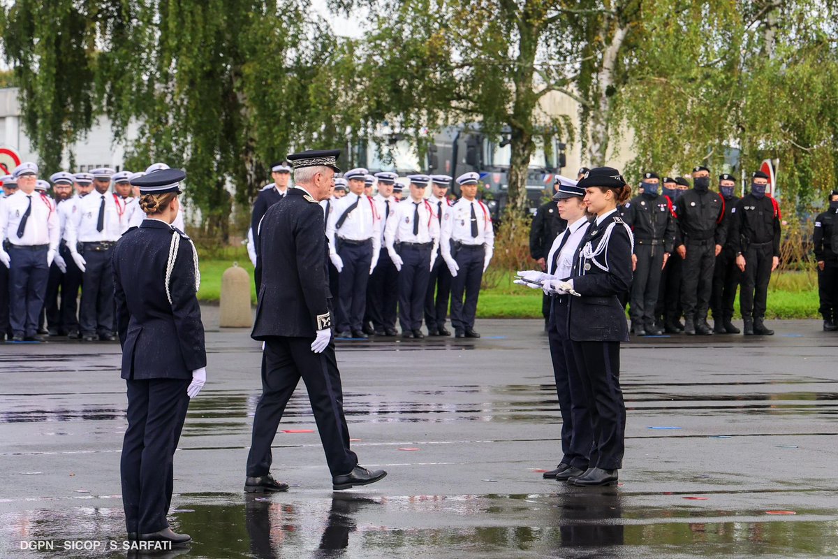 PoliceNationale's tweet photo. Après 40 ans au service de la République, le directeur général de la police nationale, à la tête de l’institution depuis 2020, a fait ses adieux au drapeau lors d’une cérémonie présidée par le ministre de l’Intérieur @BrunoRetailleau. Devant les autorités de l’Etat, élus, directeurs et représentants des personnels de la police nationale, il a remercié les 152 000 femmes et hommes qu’il a dirigés avec fierté, passion et dévouement.