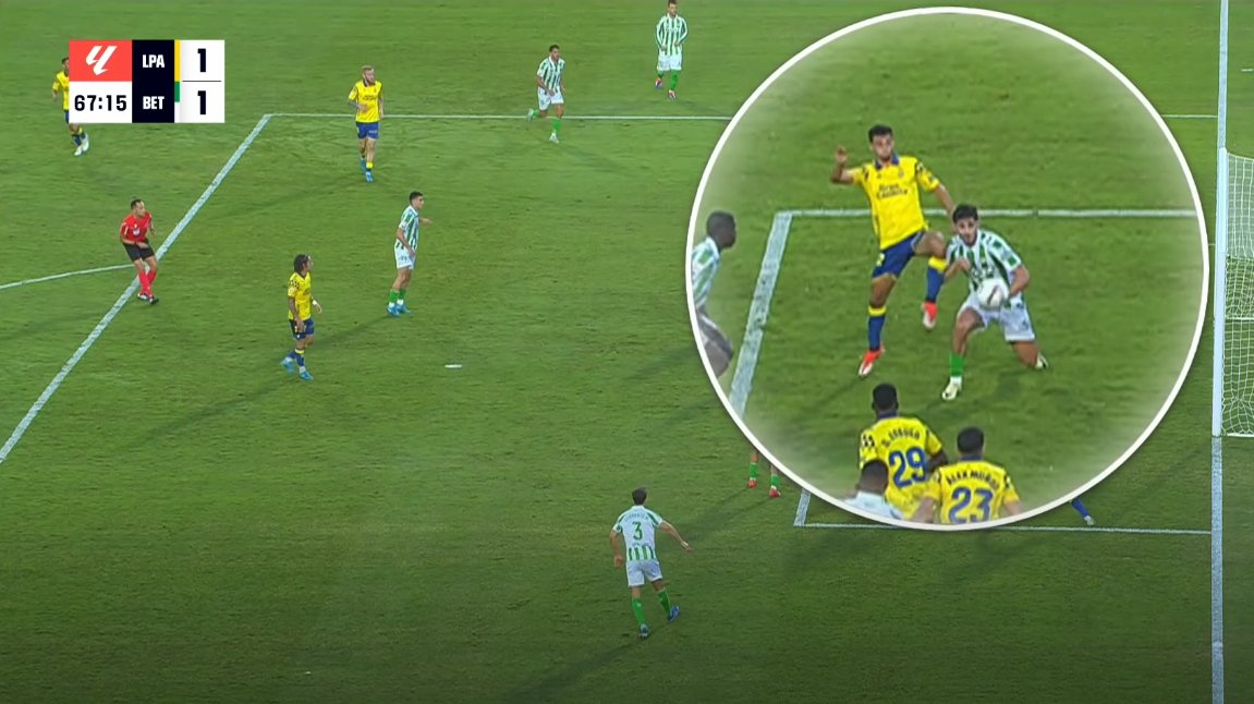 ArchivoVAR's tweet photo. 🖥️💥 El VAR no dio señales de vida en el Las Palmas - Real Betis.

👉🏻 Loiodice, en su intento de disputar el balón, da un rodillazo en la cara de Johnny impidiendo su remate. 

❌ PENALTI Y AMARILLA.

▪️ Sánchez Martínez no apreció la infracción y el VAR se lavó las manos. https://t.co/1fc0H0SgeN