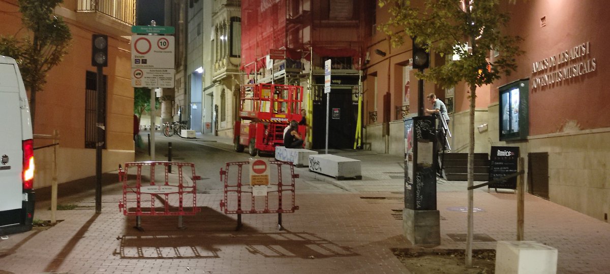 La proposta de modificar l'àrea de vianants, permetent de nou el trànsit de vehicles privats, ens resulta contradictòria i no la compartim. 
Es pot parlar i rectificar el que calgui, però cal trobar consensos i preservar els objectius de desenvolupament sostenible sense fissures.