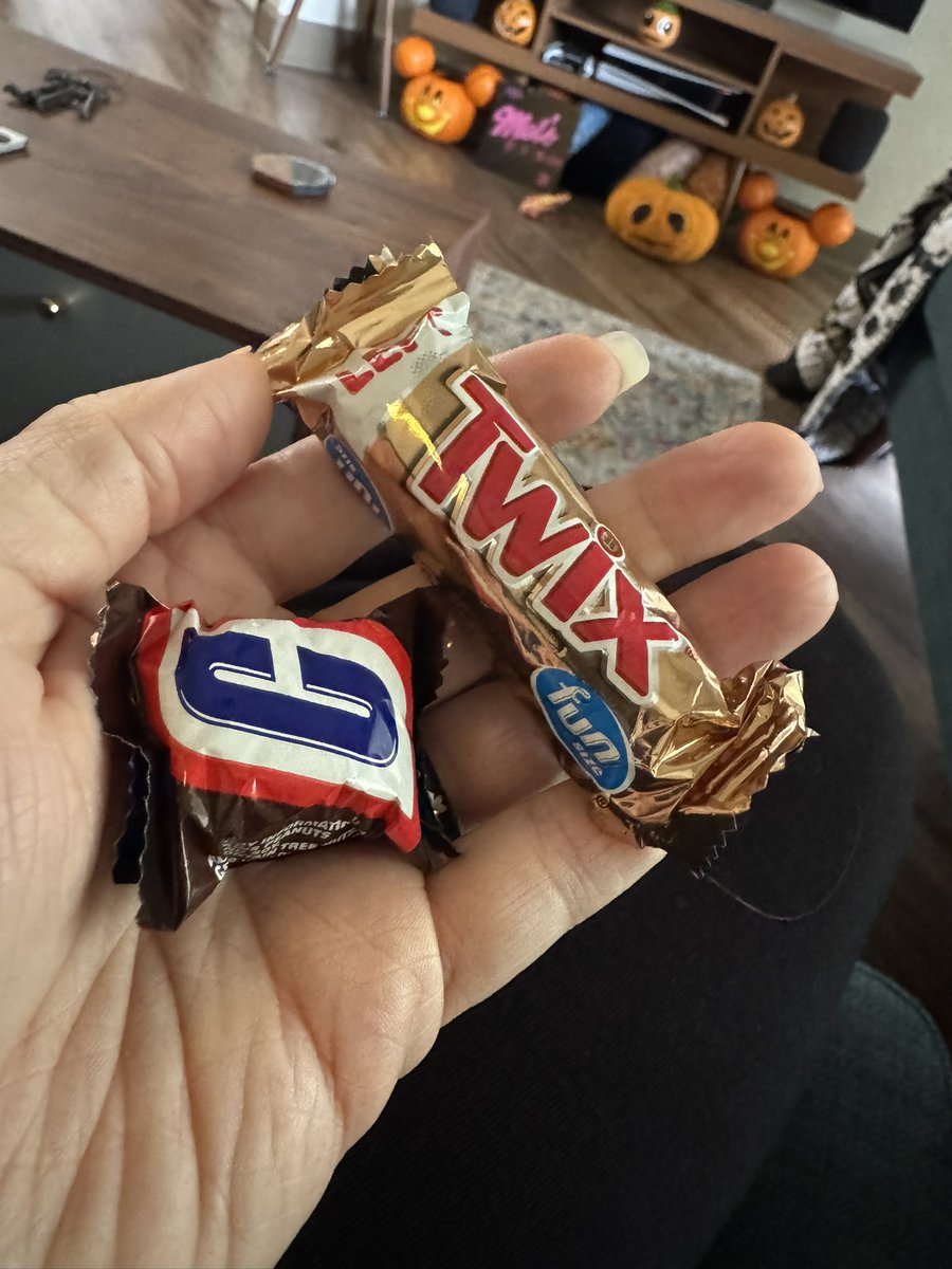 AM_EricaSezSo's tweet photo. I’m already starting on my hurricane snacks if we’re counting the candy from Mickey’s Not So Scary Halloween Party treat trails the other night. 
#hurricanesnacks #floridaweather #HurricaneHelene #floridianmindset #mnsshpcandy https://t.co/Dsch8wkp1M