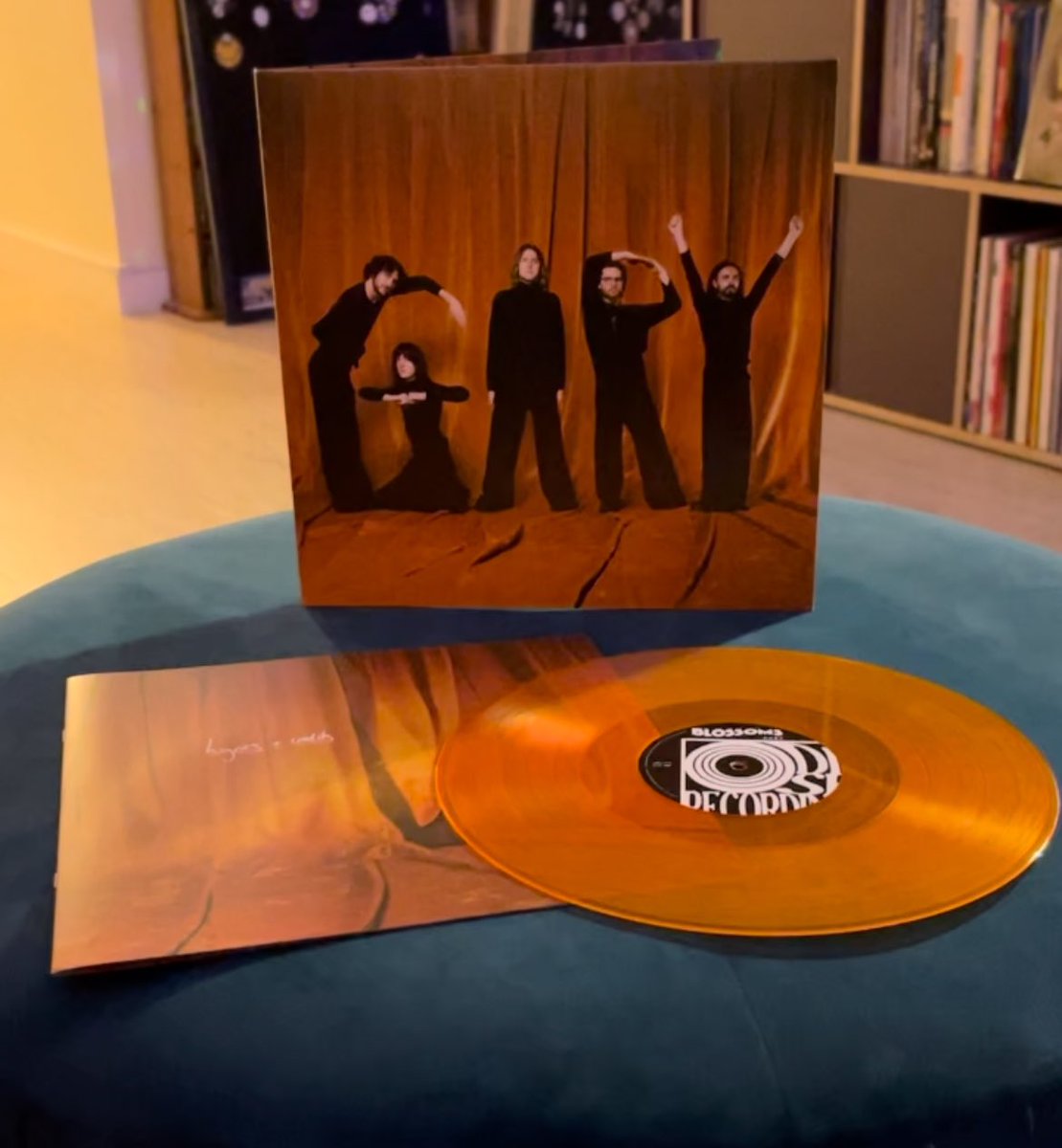 Vickyvsky's tweet photo. @BlossomsBand 🧡🖤 “Won’t you keep an eye out for Gary “ 🦍 #vinyl #ThursdayFeeling https://t.co/V72DXmE02U