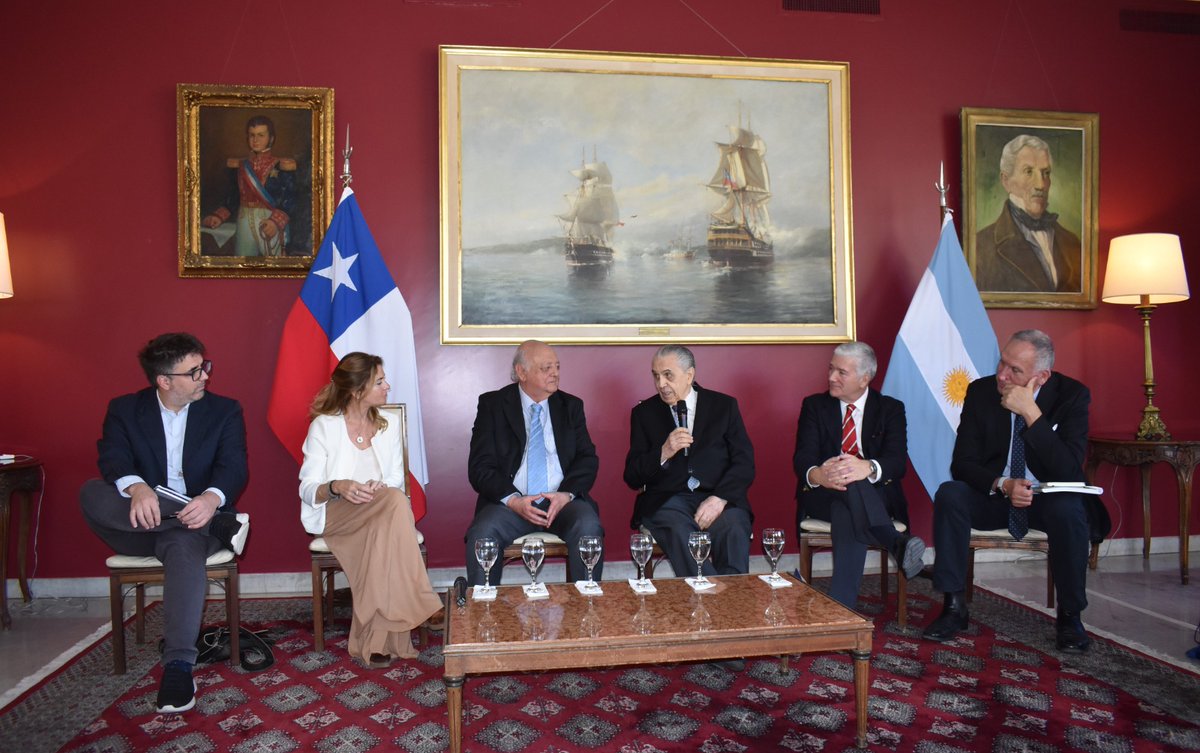 El Embajador <a href="/VieragalloQ/">Vieragallo</a> inauguró el Seminario internacional “Construyendo paz para todos: a 40 años del Tratado de Paz y Amistad entre Argentina y Chile” 🇦🇷🇨🇱. Participaron académicos de Chile, Argentina, y de <a href="/Cancilleria_Ar/">Cancillería Argentina 🇦🇷</a> . Estudiantes de  <a href="/UADEoficial/">UADE</a>  también participaron