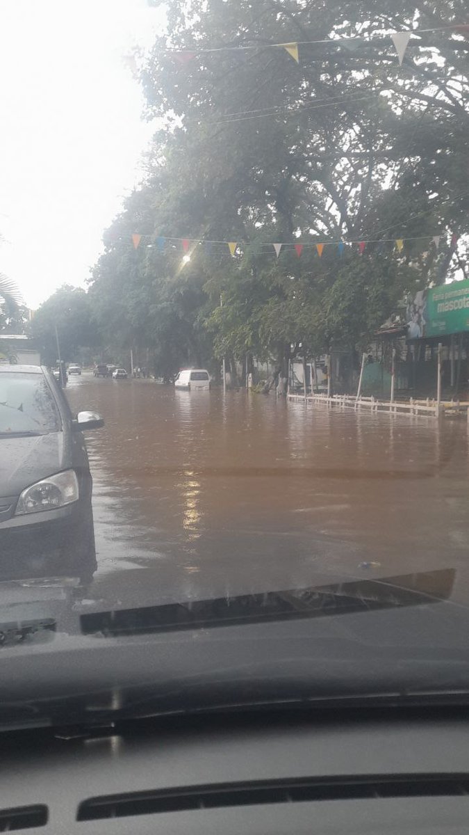 FMCENTER's tweet photo. ⚠️Atención - Se reporta desbordamiento del Río Valle a la altura de Santa Mónica; se recomienda evitar transitar por la zona. 3:05 PM #TrafficCenter https://t.co/3kTJ6nLZHC