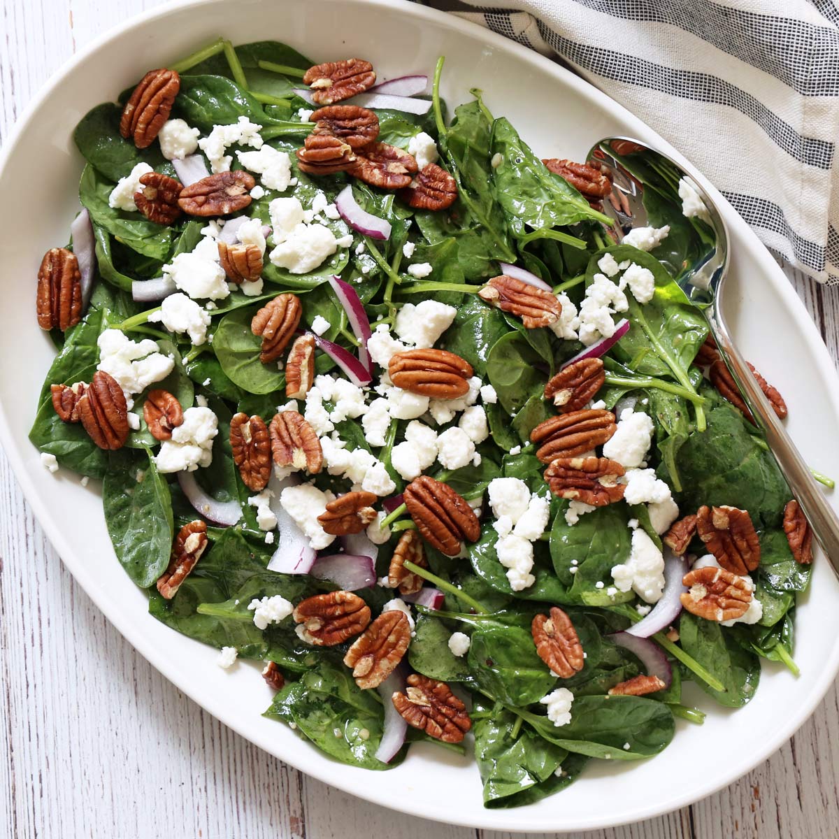YummyHealth's tweet photo. This delightful spinach salad combines tender baby spinach leaves, a flavorful vinaigrette, tangy goat cheese crumbles, and sweet, crunchy pecans. It's ready in 10 minutes!
Recipe: https://t.co/PF6DNNkpnq https://t.co/Nmhxuk3TPh
