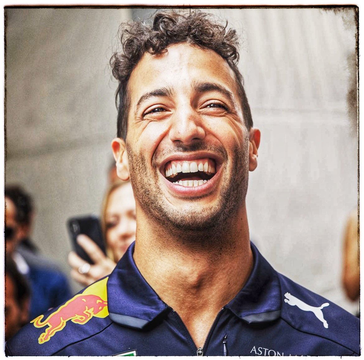 Jan Sommer (@jsjsfrede) on Twitter photo Atleten med det største smil 😃. <a href="/danielricciardo/">Daniel Ricciardo</a> var umiddelbar, lattermild og udstrålede at han elskede at køre Formel 1. Tak. #danielricciardo #redbullracing #f1 #ekstrabladet Atleten med det største smil 😃. <a href="/danielricciardo/">Daniel Ricciardo</a> var umiddelbar, lattermild og udstrålede at han elskede at køre Formel 1. Tak. #danielricciardo #redbullracing #f1 #ekstrabladet