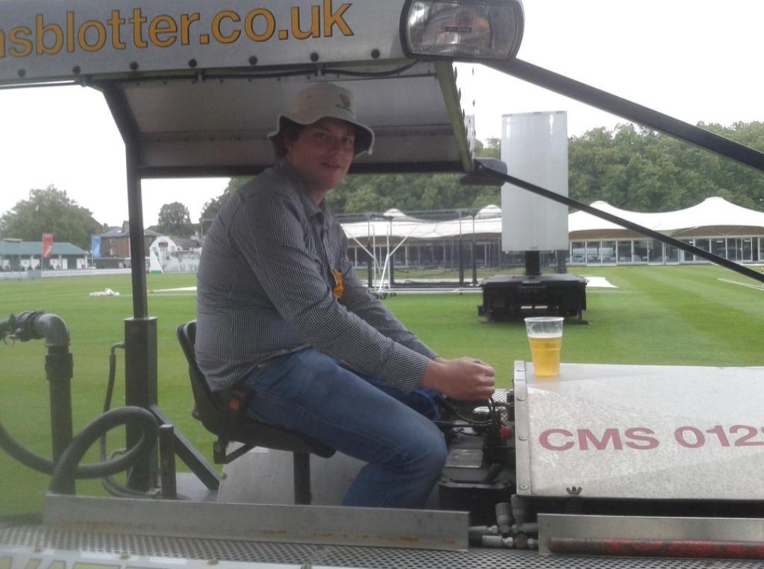 JonesMike19668's tweet photo. Even this is to much 4 #TopGroundsMan @Baramenyn 2 mop up on his machine lads #BaraBlotter @archiebald06 @APW1966 @geraintdavies32 @CfcSprucey https://t.co/E63UFyGij3