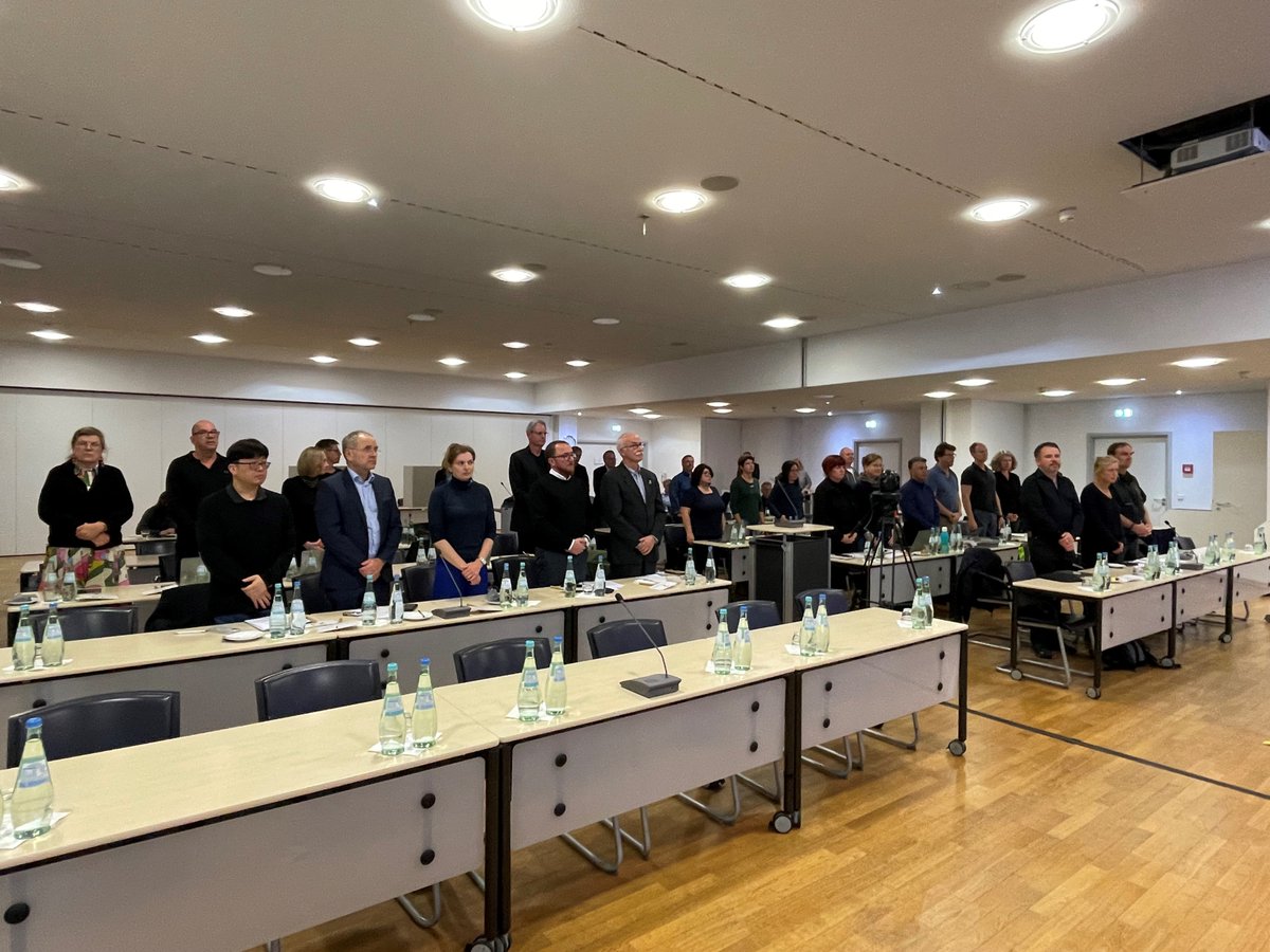 Die VV der KV Berlin trägt Schwarz: Wieder einmal herrscht große Enttäuschung über die #Honorarverhandlungen. In einer Resolution fordert die VV einen tiefgreifenden Mentalitätswandel bezüglich der Steigerung des Orientierungswerts 2025. Die #Entbudgetierung muss kommen!