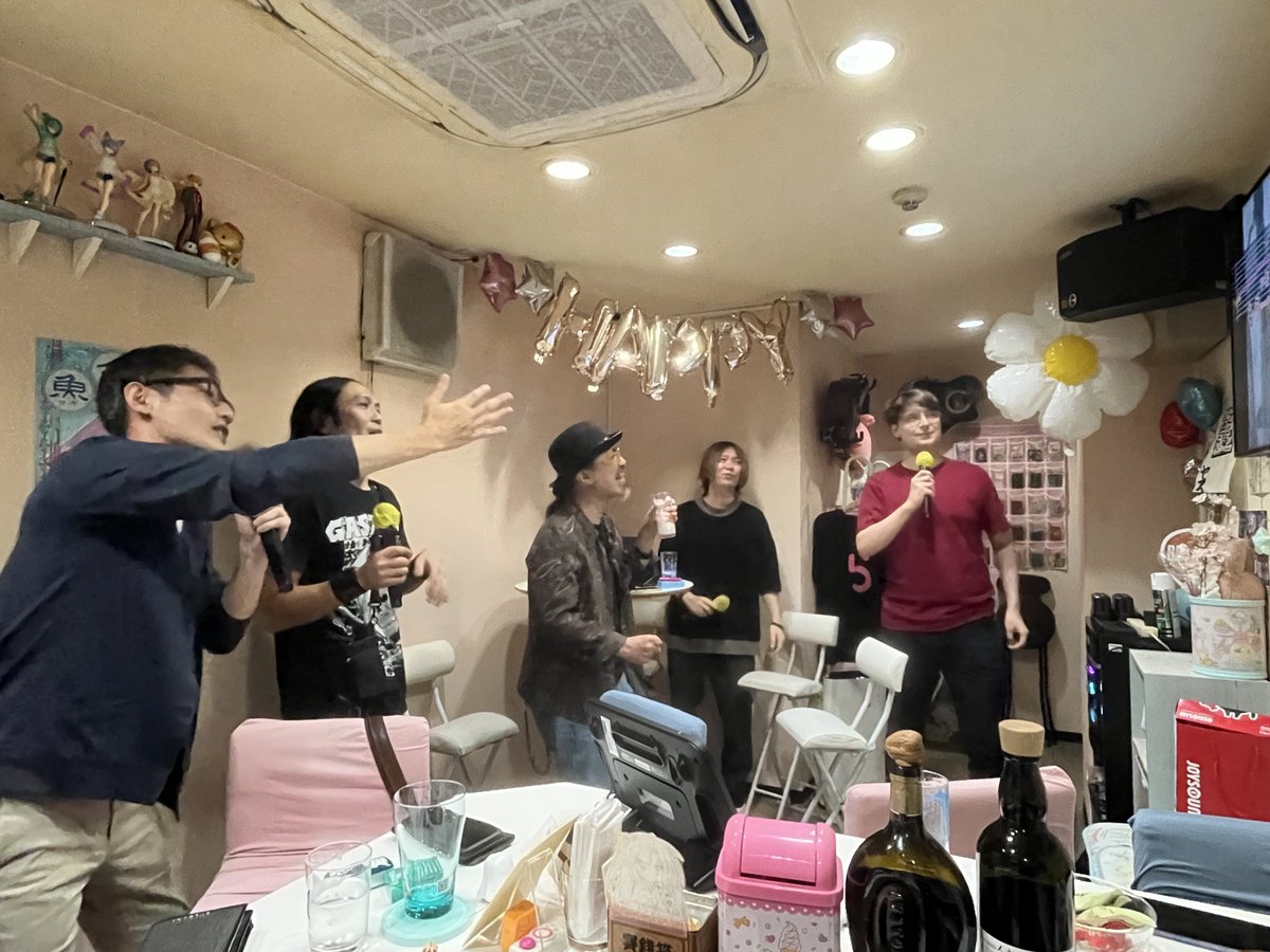 shokolala's tweet photo. 誰もすわってないのわらう
おもろすぎたー
みんな5連休初日くらいのテンションやったけどもくようび
ありがとねー
シャークさんのオーケン百万年ぶりに聞いたな
またうたいにきてね〜 https://t.co/oAN3P1i6YH