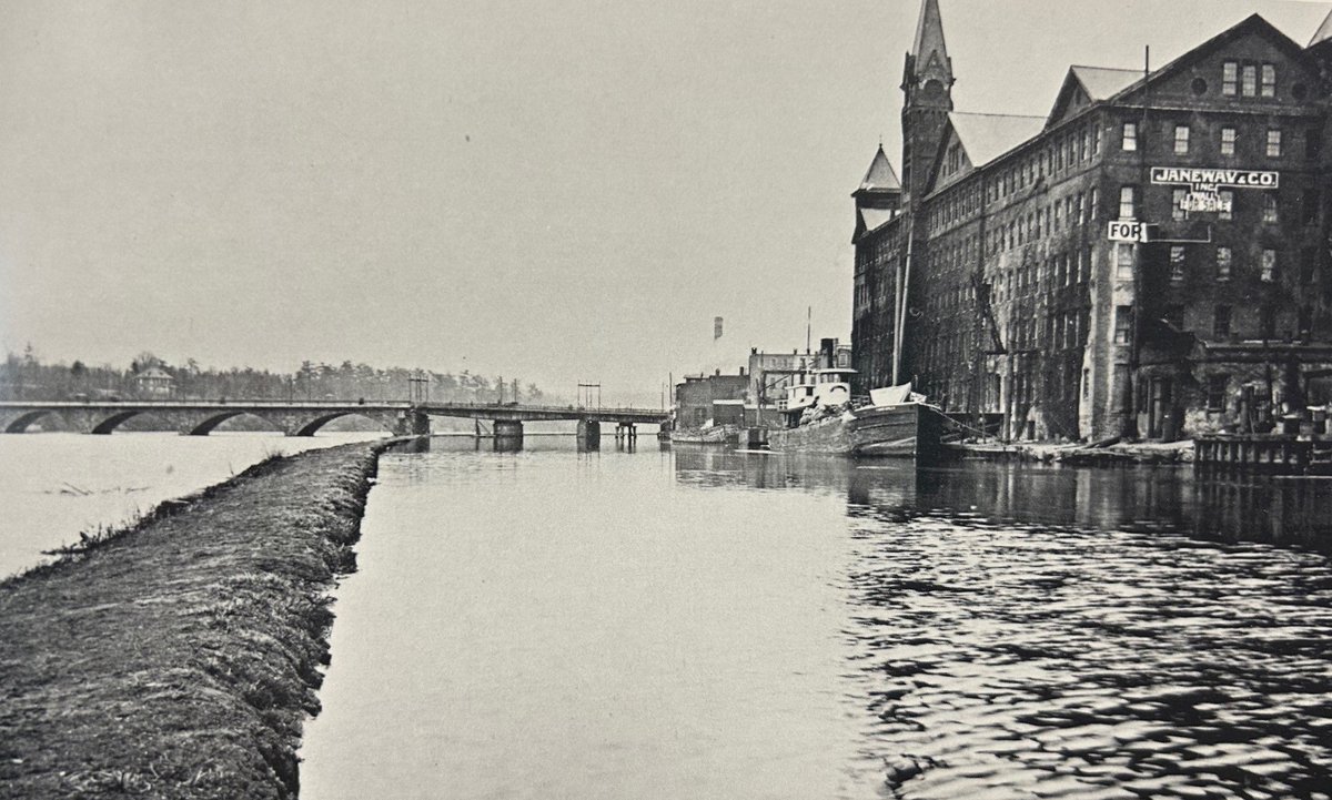 DRCanalComm's tweet image. #ThrowbackThursday In this 1916 photo, a steamboat is tied up alongside Janeway &amp;amp; Co., which made wallpaper. It received paper from N.Y. and Canada via the D&amp;amp;R Canal and shipped finished products by canal boat. Albany Street Bridge, #NewBrunswick, is in background. #NewJersey