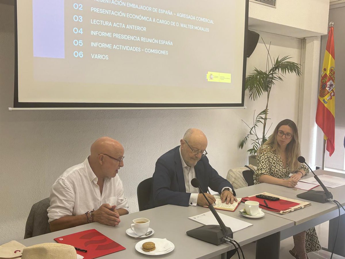 ConEspSantaCruz's tweet photo. El Embajador de España 🇪🇸 en Bolivia 🇧🇴, D. Fernando García Casas @GarciaCasasF, preside el directorio de la Cámara Oficial Española de Comercio e Industria en Santa Cruz en el @CFCESantaCruz 

@EmbajadaEspLPaz https://t.co/atiDjWYqJP