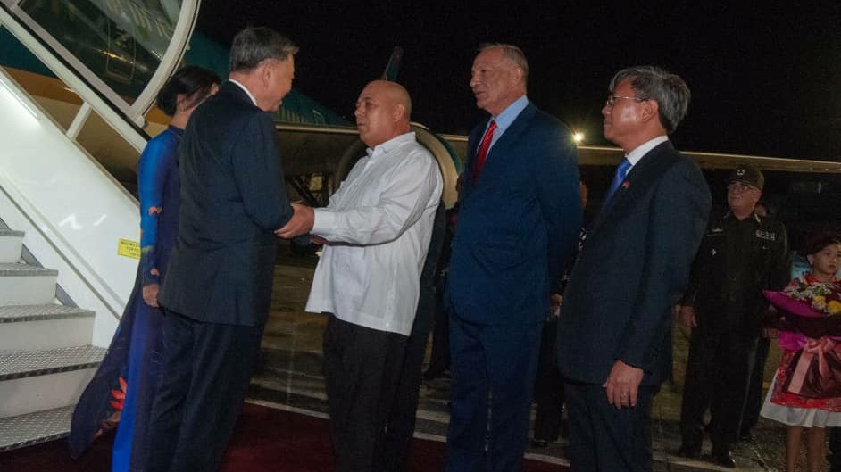 ReynaldoCuba5's tweet photo. @DrRobertoMOjeda @DiazCanelB @PartidoPCC @PresidenciaCuba @IzquierdaUnida @DeZurdaTeam_ @cubadebatecu @CubaMINREX @EmbaCubaVietnam @ACN_Cuba @MeyvisEstevezE ✈️ En la noche de este miércoles, se recibió al compañero To Lam, secretario general del Partido Comunista y presidente de la República Socialista de #Vietnam, en el aeropuerto internacional José Martí. ¡Una gran muestra de solidaridad entre ambos pueblos! 🇨🇺🇻🇳 #CubaY https://t.co/8ExPYpsoAs