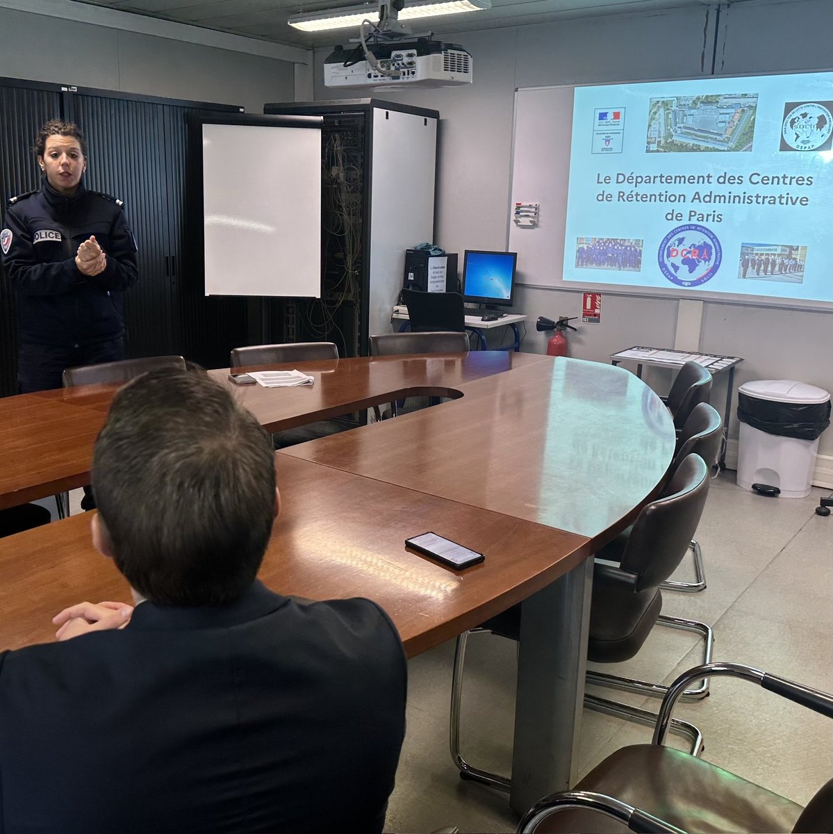 ALeaument's tweet photo. J’étais ce matin au centre de rétention administrative (CRA) de Vincennes pour contrôler les conditions de rétention, échanger avec les personnels et les personnes retenues.
1/4 https://t.co/YCCFUwdR1w