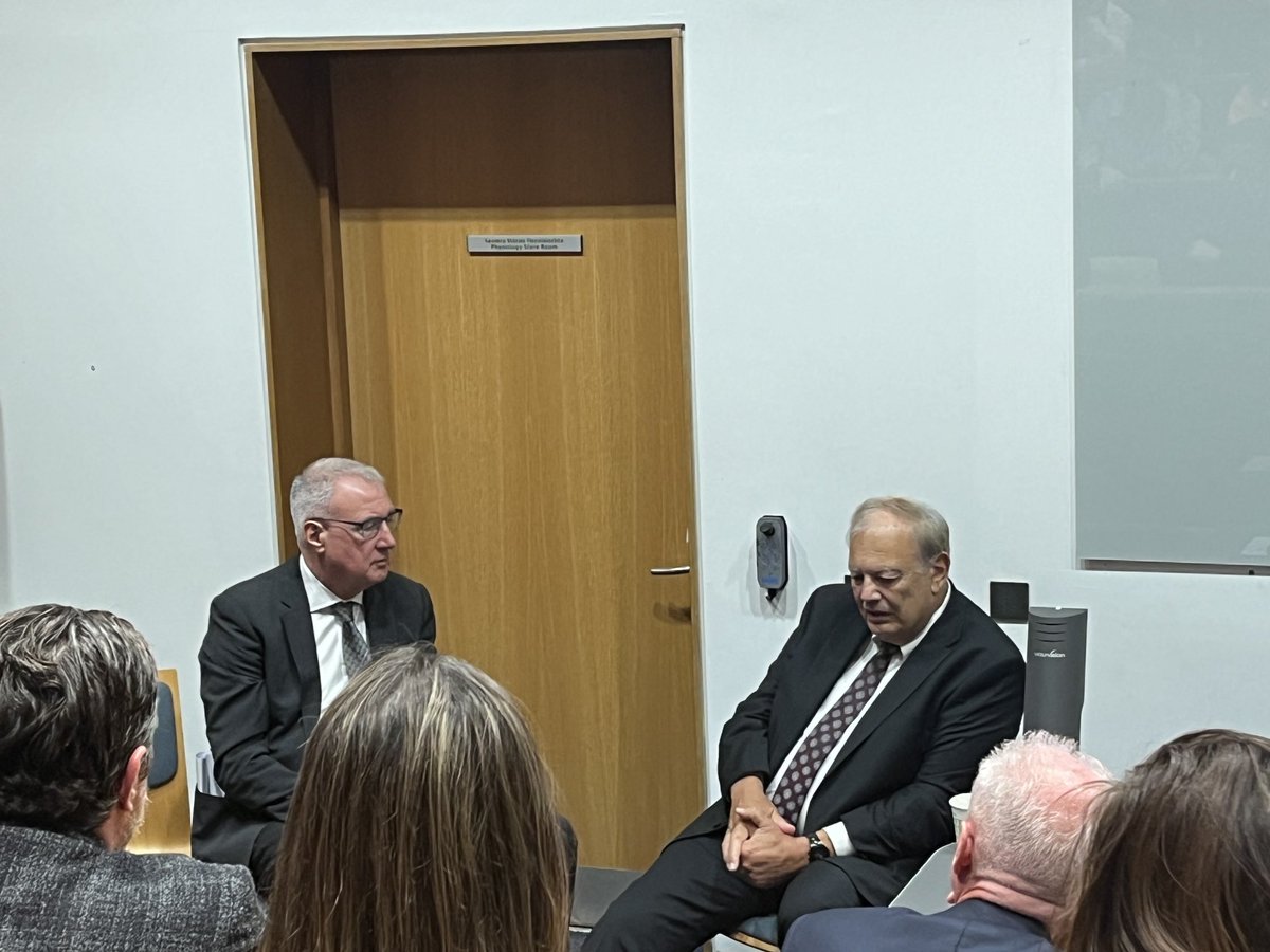 WaterfordMafia's tweet photo. Prof. Denis Slamon deservedly receiving ⁦@ucddublin⁩ highest honour - Ulysses Medal - a true pioneer of cancer research and precision medicine, as well as fantastic friend of Ireland ⁦@ProfJohnCrown⁩ ⁦@AlCRIproject⁩ ⁦@PrecisionOncIre⁩ ⁦@UCD_Research⁩ https://t.co/O6H3hqr2Xv
