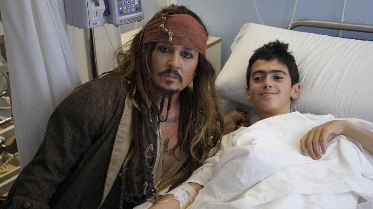Javier Cristóbal (@javicristobal_) on Twitter photo Johnny Depp sorprende a los niños en el Hospital Donostia 🤩
📸: <a href="/diariovasco/">El Diario Vasco</a>
#Zinemaldia #71SSIFF Johnny Depp sorprende a los niños en el Hospital Donostia 🤩
📸: <a href="/diariovasco/">El Diario Vasco</a>
#Zinemaldia #71SSIFF