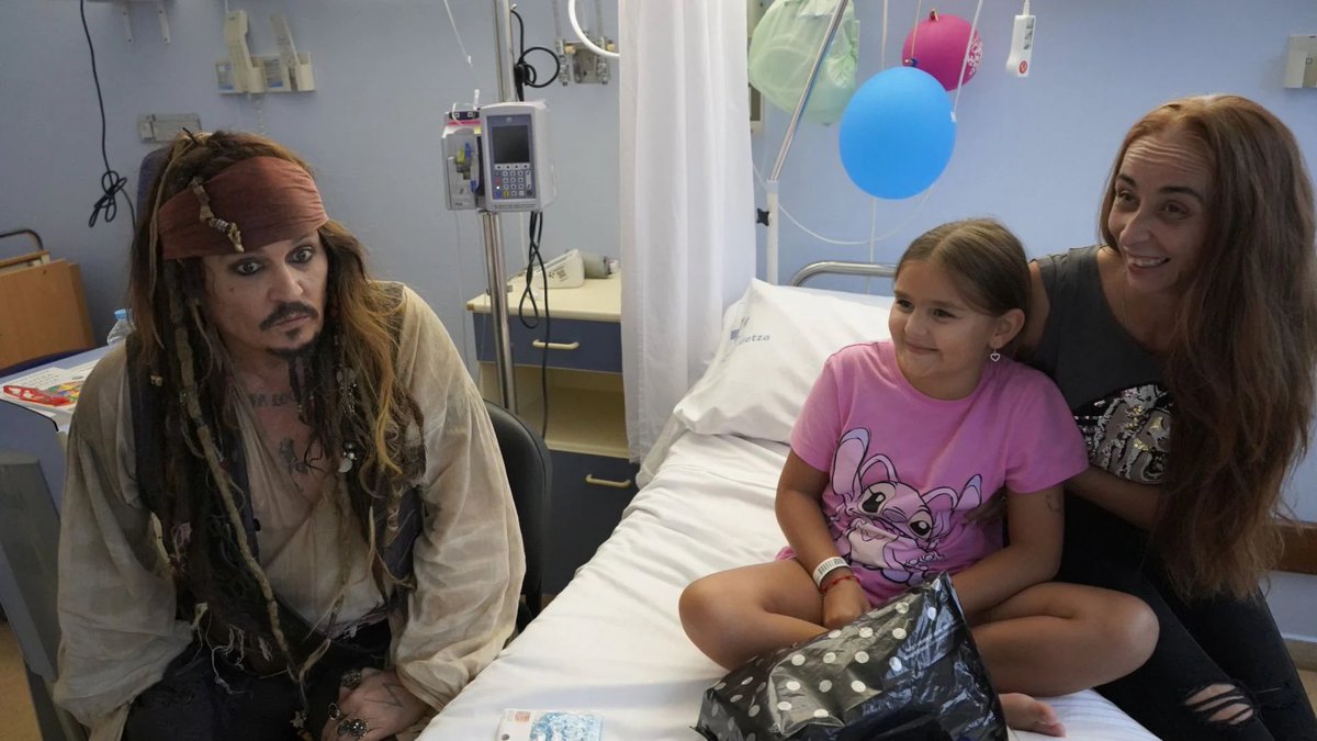 JaviCristobal_'s tweet photo. Johnny Depp sorprende a los niños en el Hospital Donostia 🤩

📸: @diariovasco 

#Zinemaldia #71SSIFF https://t.co/b8XzxmFiDv