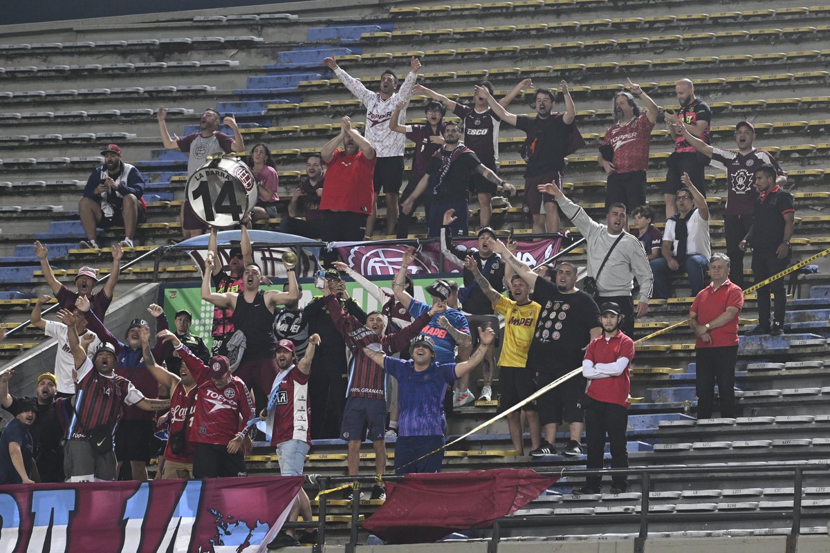 Barras_LATAM's tweet photo. 🇦🇷🇨🇴 La gente de Lanús en Colombia vs Independiente Medellín https://t.co/aBaYQv8lzx