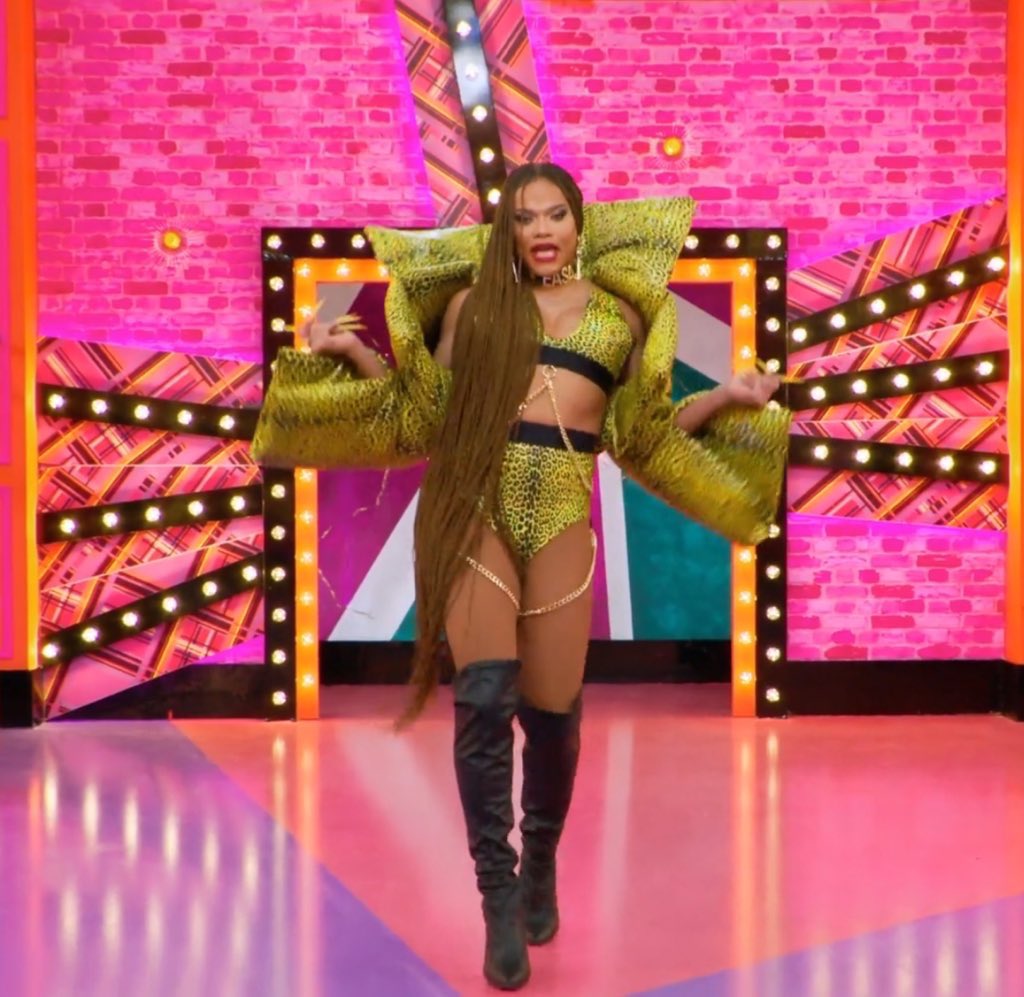 giohalliwell's tweet photo. I thought I was watching uk6 and turns out I’m watching secret celebrity drag race wtf are ke$ha and riri doing here  #DragRaceUK https://t.co/pIqRPPufKL