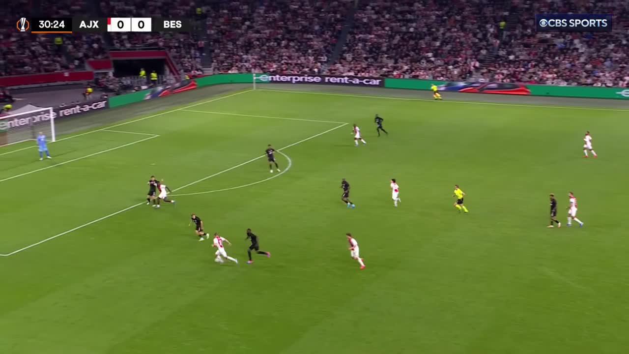 Ajax pounce on the Besiktas goal kick and Kian Fritz-Jim is there to finish 💥