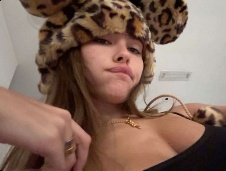 Looking pretty for @urpoisvn and <a href="/LewdCondorOne/">D E L E T E D</a>