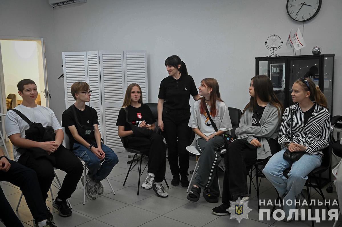 ProstirZp's tweet photo. Community Safety Hub, in partnership with the @NPU_GOV_UA , offers educational &amp; information activities on #GBV  prevention for youth in Zaporizhzhia 🇺🇦 This became possible due to the sustainable support of @PSP_CanUa 🇺🇦🇨🇦 https://t.co/HPhsOBxNdj