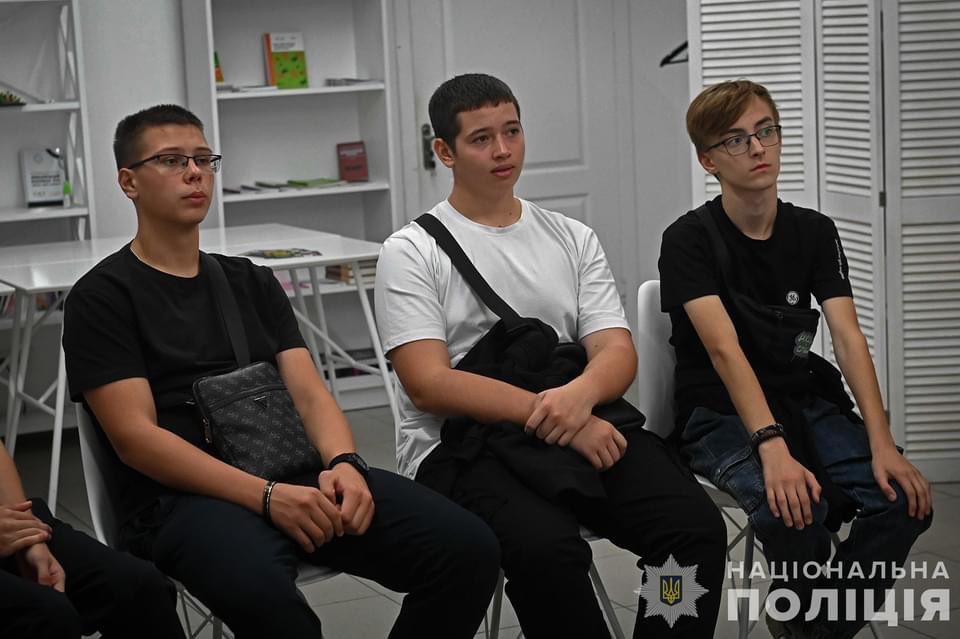 ProstirZp's tweet photo. Community Safety Hub, in partnership with the @NPU_GOV_UA , offers educational &amp; information activities on #GBV  prevention for youth in Zaporizhzhia 🇺🇦 This became possible due to the sustainable support of @PSP_CanUa 🇺🇦🇨🇦 https://t.co/HPhsOBxNdj