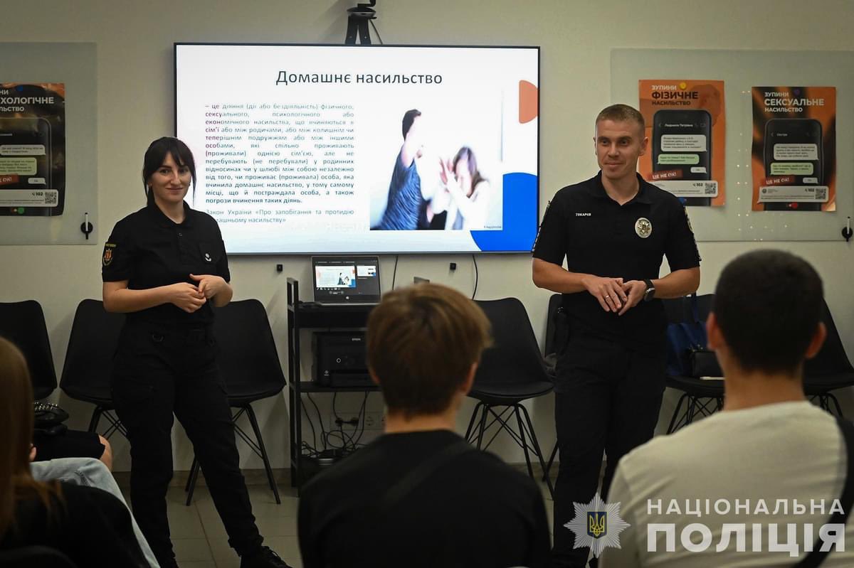 ProstirZp's tweet photo. Community Safety Hub, in partnership with the @NPU_GOV_UA , offers educational &amp; information activities on #GBV  prevention for youth in Zaporizhzhia 🇺🇦 This became possible due to the sustainable support of @PSP_CanUa 🇺🇦🇨🇦 https://t.co/HPhsOBxNdj