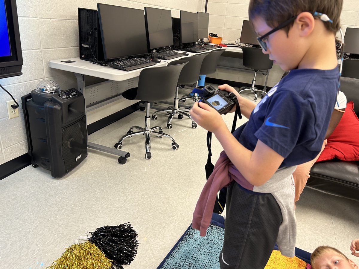 NettletonSTEAMe's tweet image. 🌟🌟Special Class Spotlight🌟🌟
Like our flyer for the Spirit Store? Thank these Eastlings who worked hard to take the photos and design the flyer in Canva!! They did a great job!! 🖤💛
#STEAMe #SpecialClassSpotlight