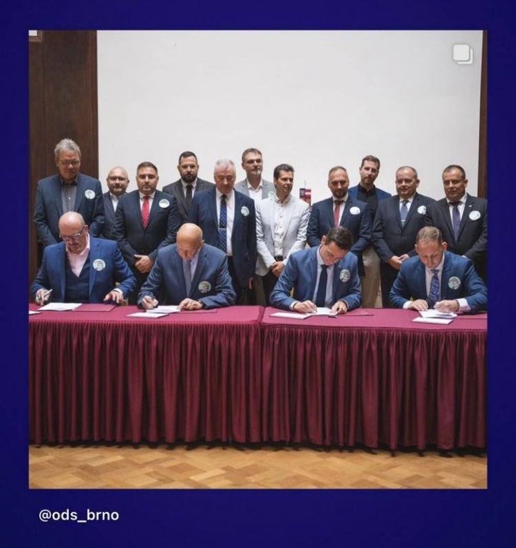 Přijde vám na téhle fotce, kterou zveřejnila mj. brněnská ODS něco divného? A ne že si budete vzájemně napovídat🤭