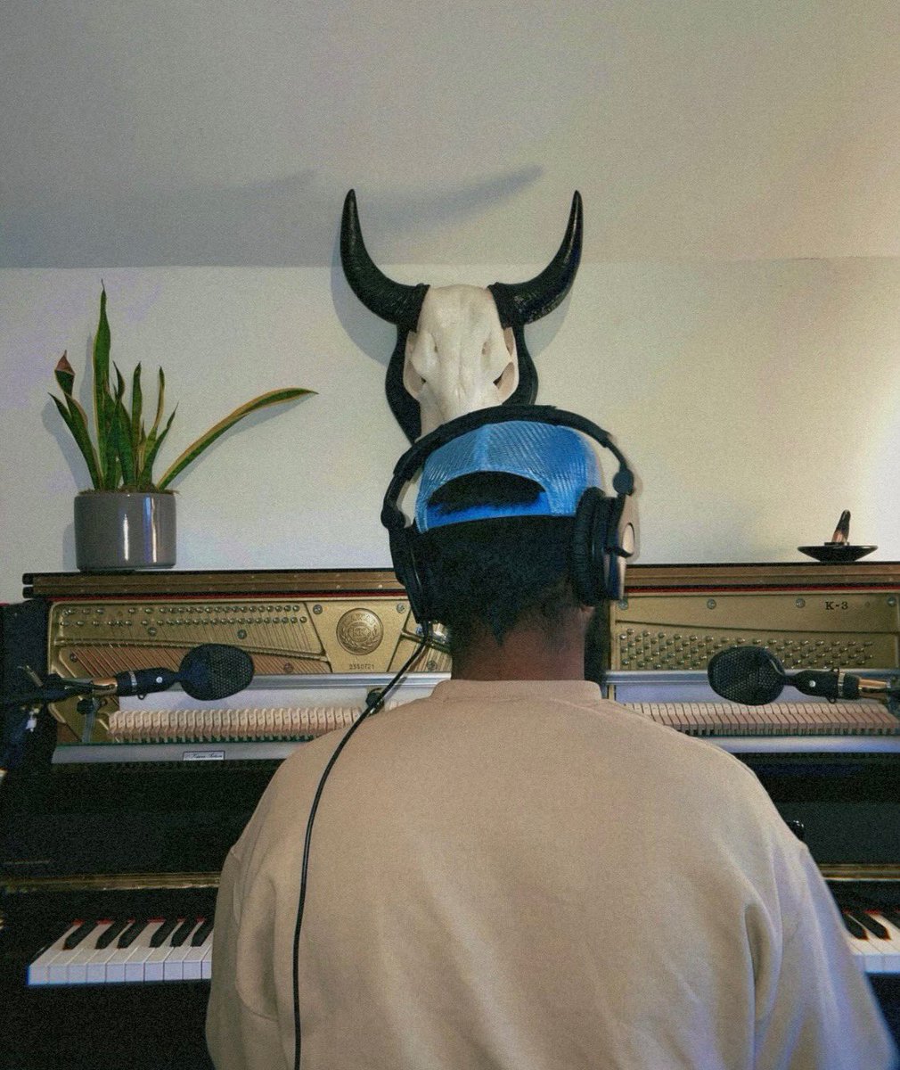 WilmoreOfficial's tweet photo. #behindthescenes
Here’s a glimpse of some of the magic behind WILMORE. Every note, every beat, and every idea is a piece of the journey that brings a song to life. It’s all about the process, the passion, and the teamwork. This is special. #BehindTheScenes #InTheStudio #Wilmore https://t.co/kHjxJSHZi3