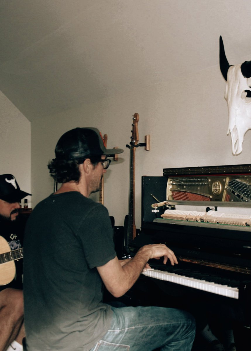 WilmoreOfficial's tweet photo. #behindthescenes
Here’s a glimpse of some of the magic behind WILMORE. Every note, every beat, and every idea is a piece of the journey that brings a song to life. It’s all about the process, the passion, and the teamwork. This is special. #BehindTheScenes #InTheStudio #Wilmore https://t.co/kHjxJSHZi3
