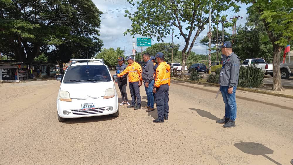 #Retornoseguro | Desde el punto de atención al Ciudadano el #INTT Zaraza en sinergia con los organismo de seguridad  realizan campaña de concientización vial a los conductores sobre el uso correcto de los dispositivos de seguridad.