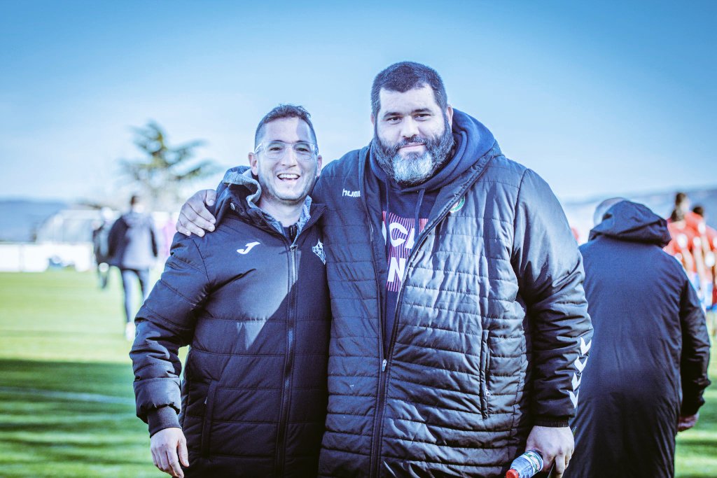 Cuando sale el calendario lo primero que miro es cuando vamos a <a href="/FundacioUETona/">UE Tona</a> , con gente como <a href="/jordirps/">Jordi Rosés</a> es un placer . #yloscallosdelbar