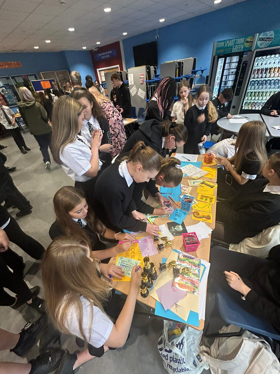 Miss Dean's S1 Creative Business club pupils encouraging others to sign up at the extra-curricular fayre #businessisfun <a href="/DuncanrigScndry/">Duncanrig Secondary</a> <a href="/Missdeanbusteac/">Missdeanbusiness</a>