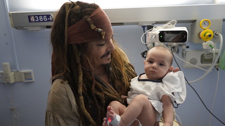 osakidetzaEJGV's tweet photo. 🎬 JOHNNY DEPP OSAKIDETZAN

🏴‍☠️ Jack Sparrow kapitainak, Johnny Depp aktoreak gorpuzturik, Osakidetzako @DonostiakoOsp-ean dauden haurrak bisitatu ditu gaur arratsaldean

➕https://t.co/8dNa21g1l8 https://t.co/eJ8fZe1wEi