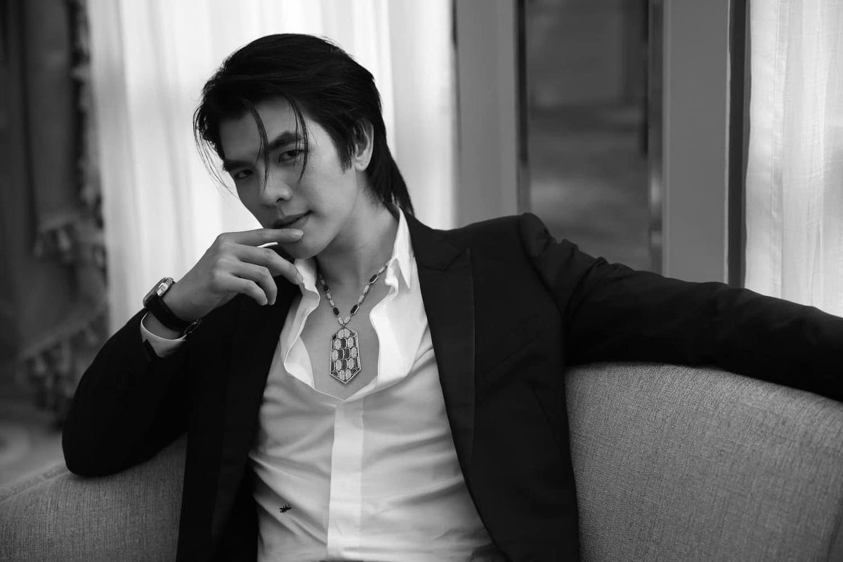 freakinglovit's tweet photo. 📷 | ( #MileFB )
under : ,,, ความสุขระหว่างวัน ,,, album

Bvlgari : High Jewelry Trunkshow✨

——— #BVLGARITrunkShowxMILE 

MILE WITH BVLGARI TRUNKSHOW

🔗 link at reply 

Like , comment , save and share

—————
#MilePhakphum  ㋛ x  @milephakphum ツ
@Bulgariofficial ㋛ https://t.co/trHbPOwDaM