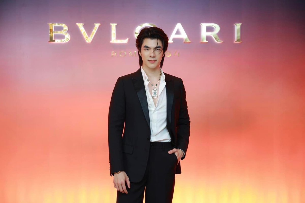 freakinglovit's tweet photo. 📷 | ( #MileFB )
under : ,,, ความสุขระหว่างวัน ,,, album

Bvlgari : High Jewelry Trunkshow✨

——— #BVLGARITrunkShowxMILE 

MILE WITH BVLGARI TRUNKSHOW

🔗 link at reply 

Like , comment , save and share

—————
#MilePhakphum  ㋛ x  @milephakphum ツ
@Bulgariofficial ㋛ https://t.co/trHbPOwDaM