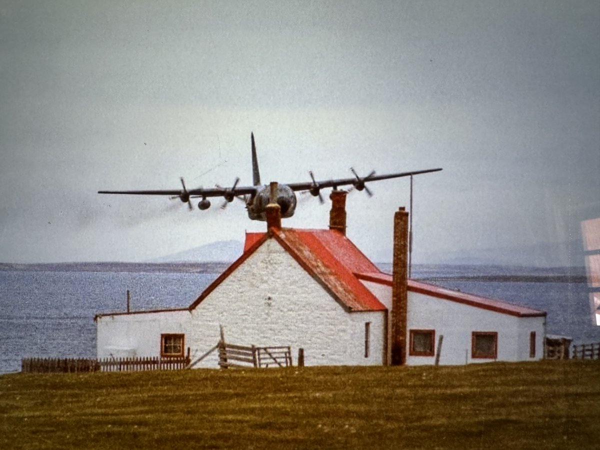 BlickyIan's tweet image. Spot the difference - one for @scottiebateman - The Raf produced some good aviators and true professionals - However it was only when you were away from prying eyes that you could see how good some were - Falklands Islands doing air combat against the C130 was great fun - !