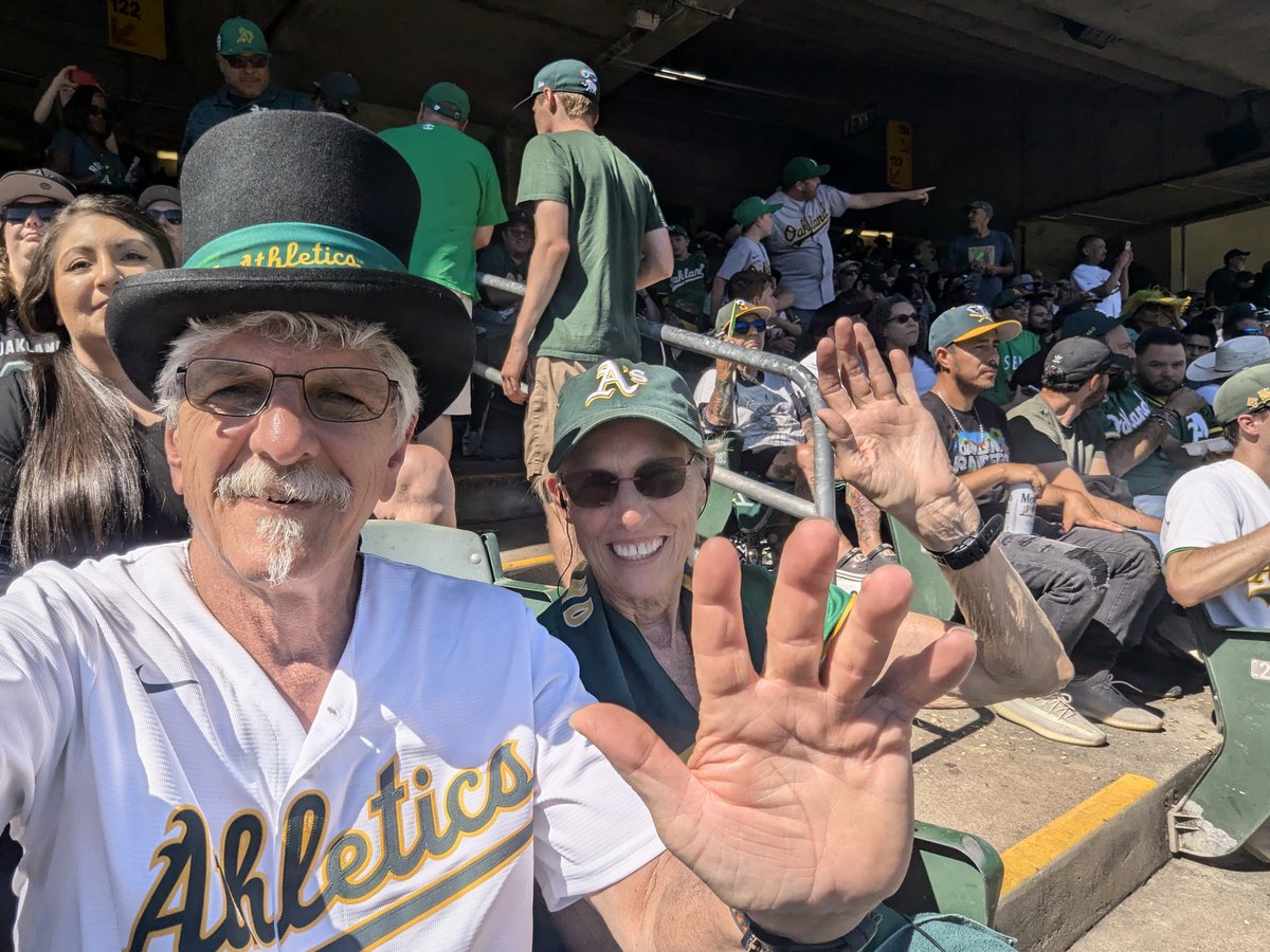 TopHatt60's tweet photo. #AtTheColiseum https://t.co/FXeXlZM2wr