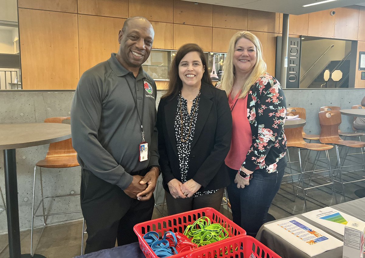 DEASEATTLEDiv's tweet photo. We enjoyed meeting parents at the Hidden in Plain Sight event at Issaquah High School. Influence the Choice organized the drug awareness event that brought DEA, @kingcosoPIO and others to help educate parents. https://t.co/rOfL6LTTDI @deahq @IssaquahSchools @SammamishPD #OpEngage https://t.co/FEXgWBl9L6